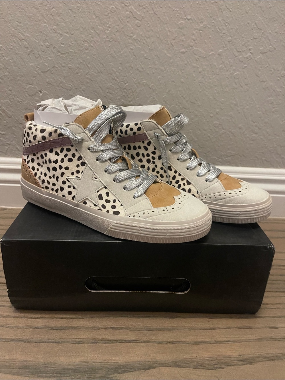 Shu Shop Paulina Womens 7 Cream Faux Fur & Stars High Top Sneakers